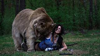 Cosplay çalışması için gerçek ayı ile poz verdi