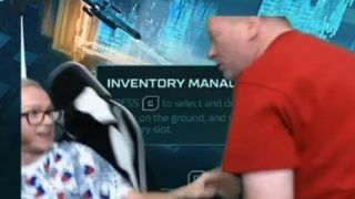 Twitch yayıncısı canlı yayında sarhoş babasının saldırısına uğradı