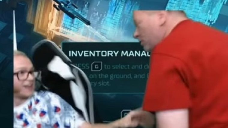 Twitch yayıncısı canlı yayında sarhoş babasının saldırısına uğradı