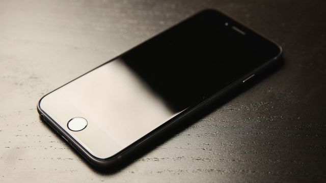 Bir de başımıza iPhone 6SE çıktı