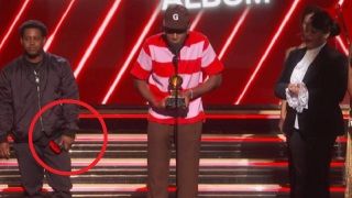 Grammy ödüllerine konsolu ile giden rapçi: 'Oyun oynuyordum'