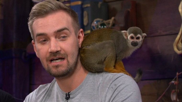 Canlı yayında oyun yapımcısının üzerine maymun kustu