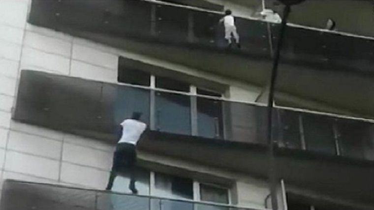 Balkondan sarkan çocuğun babası Pokemon Go oynuyormuş..