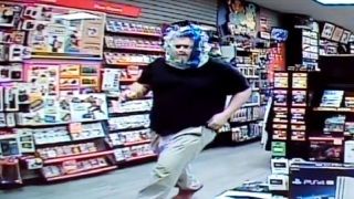 Kafasına poşet geçiren adam, tekmeyle oyun mağazasını bastı