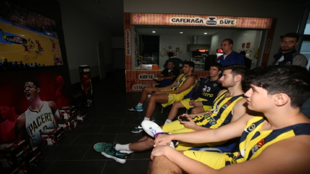 Fenerbahçe'li oyuncular NBA 2K17 oynadı