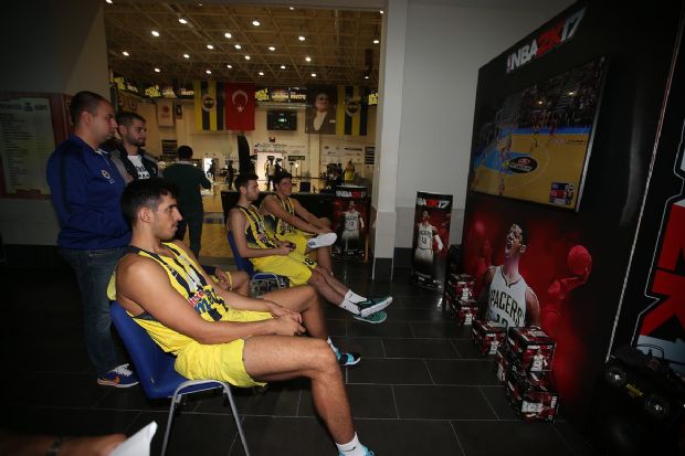 Fenerbahçe'li oyuncular NBA 2K17 oynadı