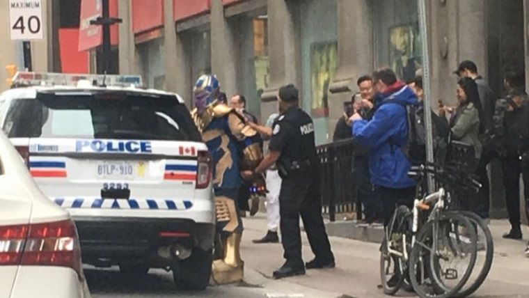 Çılgın Titan Thanos, polis tarafından yaka paça tutuklandı