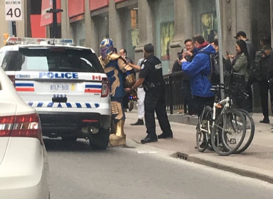Çılgın Titan Thanos, polis tarafından yaka paça tutuklandı