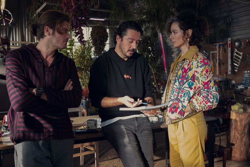 Kıvanç Tatlıtuğ'un yer aldığı Netflix dizisinden görseller