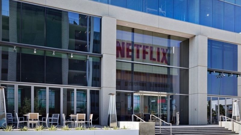 Netflix 300 çalışanı işten çıkardı ve reklamlı paketini onayladı
