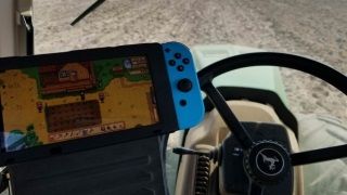 Çiftçi bir oyuncu, çiftçilik yaparken çiftçilik oyunu oynuyor