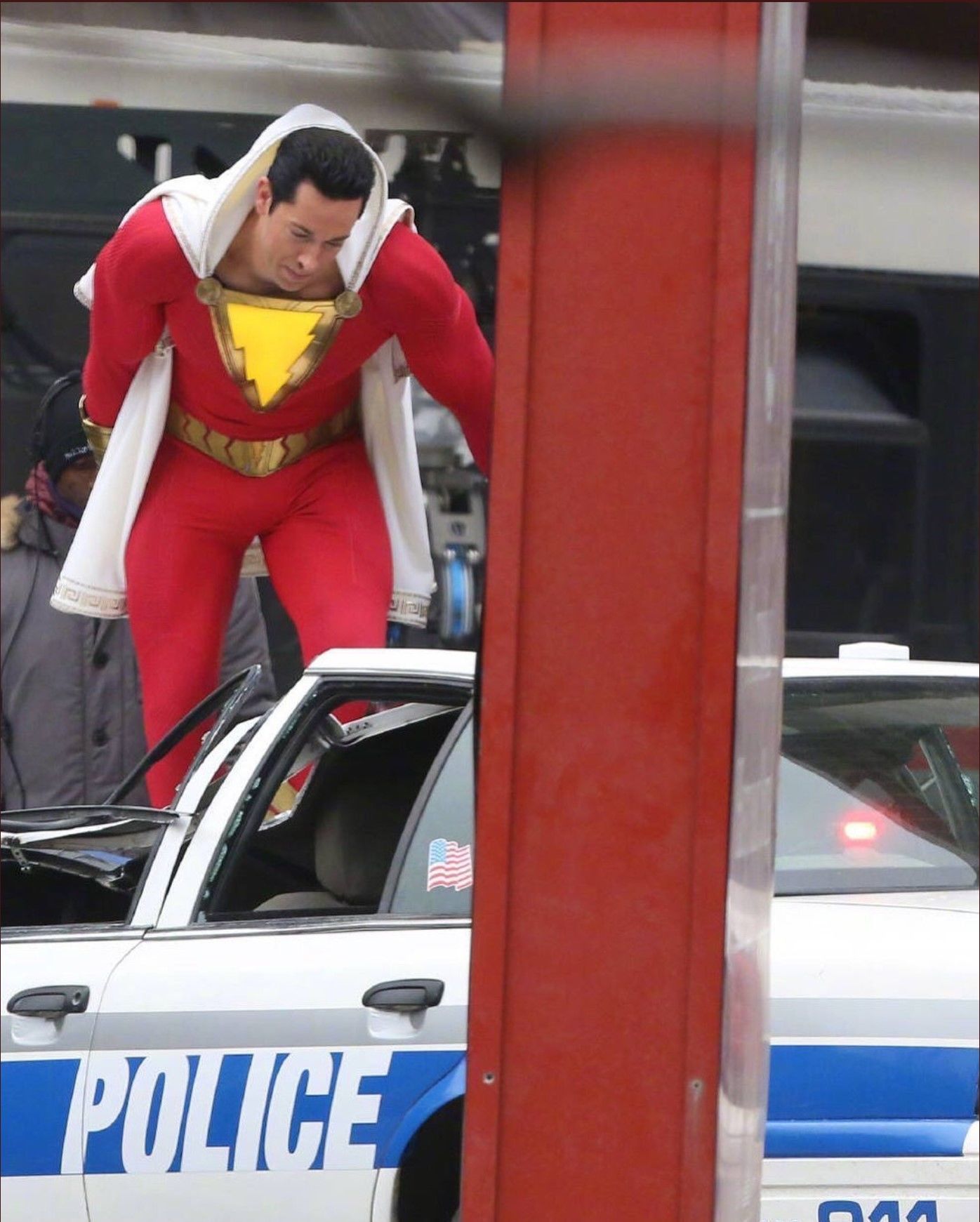 Zachary Levi'nin Shazam! kostümünden yeni görüntüler sızdı