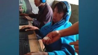 Oyun oynayan zombi çocuğu annesi PC başında besliyor