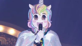 Anime maskesiyle şarkı söyleyen kişiyi tahmin edebilecek misiniz?