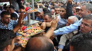 Pokemon kartı almak için birbirlerini ezdiler