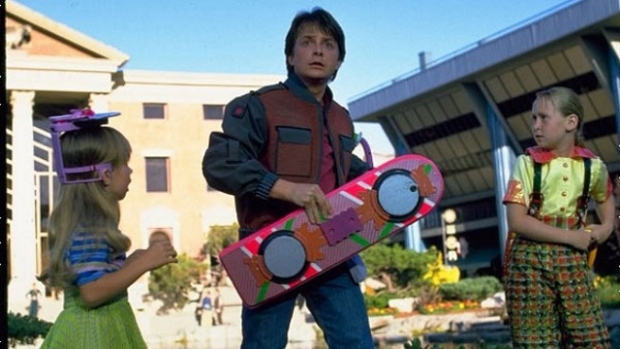 Hoverboard, yani uçan kaykay, sözlüklere girdi!