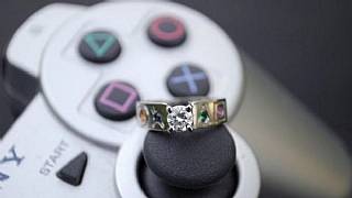 Eşcinsel çift evlilik yüzükleri için PS3 koleksiyonunu sattı