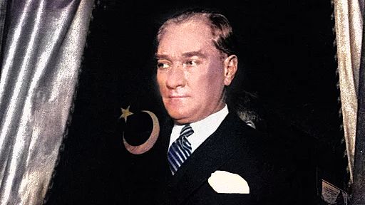 Cumhuriyetimizin kurusucusu Ulu Önder Atatürk'ü saygıyla anıyoruz