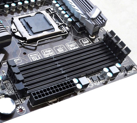 Intel Z77 yonga setli anakart gözüktü