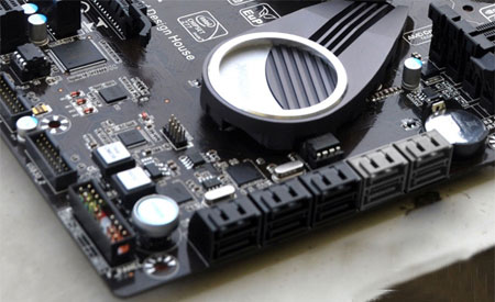 Intel Z77 yonga setli anakart gözüktü