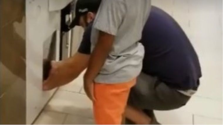 Hırsız baba, çocuğuna konsol çaldırttı