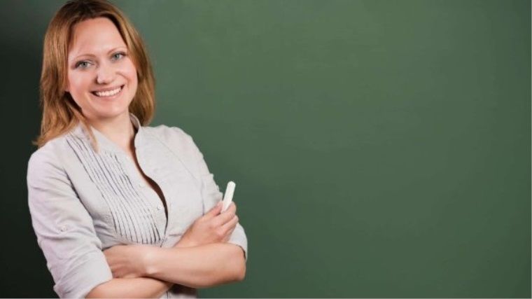 Öğrencileri için her sabah tahtaya çizim yapan öğretmen