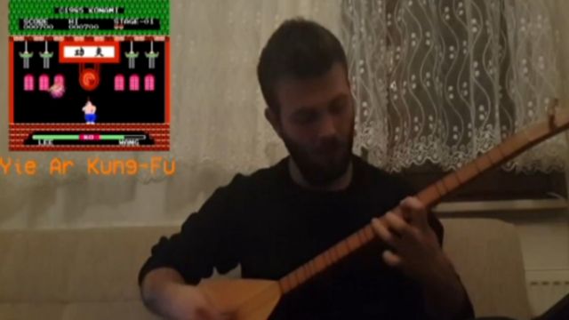 Atari müziklerini bağlama ile çalan oyuncu
