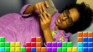 Tetris ile ilişki yaşayan genç kız