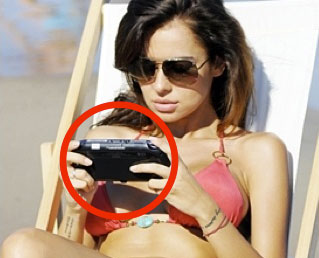 Ünlü model PS Vita'yı yanlış tutarsa 