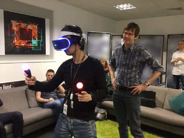 Hideo Kojima, PlayStation VR cihazını test etti