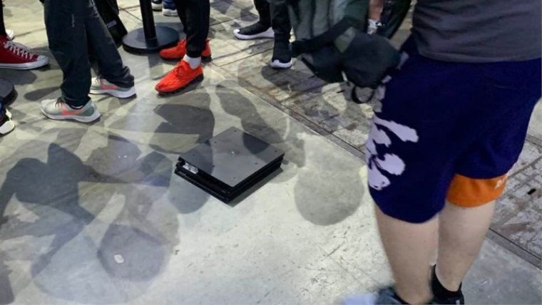 Sony'e sinirlenip halka açık alanda PS4 parçalayan oyuncu