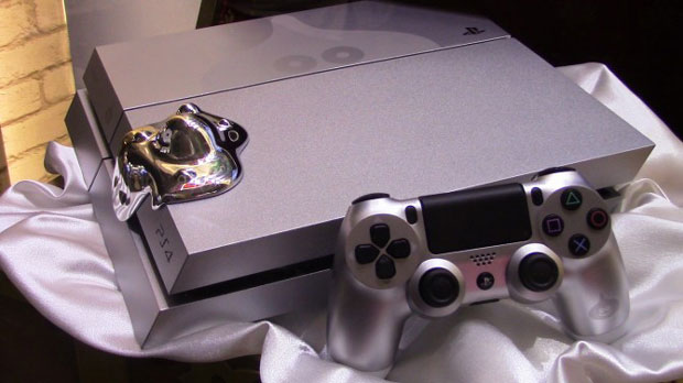Gümüş renkli PlayStation 4'e destansı tanıtım videosu
