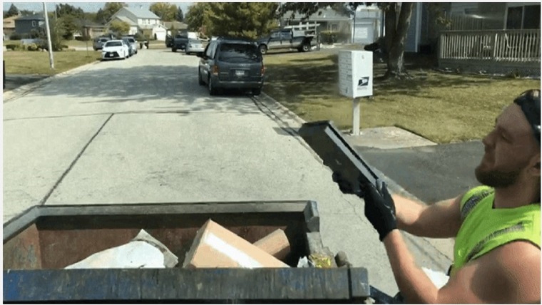 Çöpün içinden, çalışan PlayStation 4 çıktı!