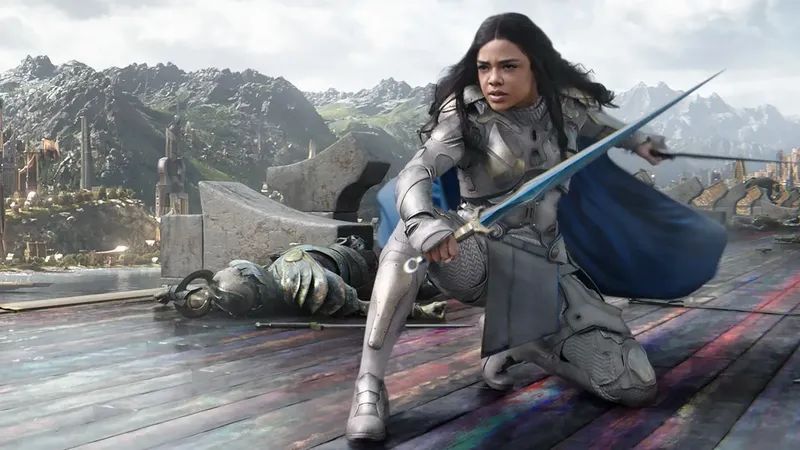 Tessa Thompson: “Chris Hemsworth Kaslı Bir Bebek Gibi!”