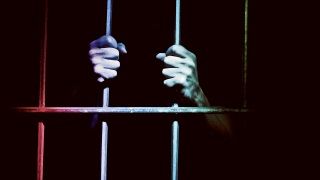 Oyunda başarısız olunca geliştiriciyi tehdit etti ve gözaltına alındı