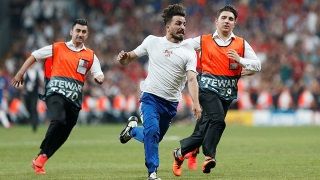 Süper Kupa finalinde sahaya atlayan Youtuber'a tepki büyüyor