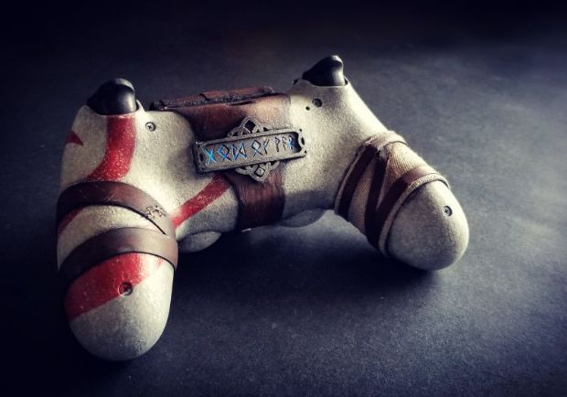 God of War temalı DualShock 4 şahane duruyor