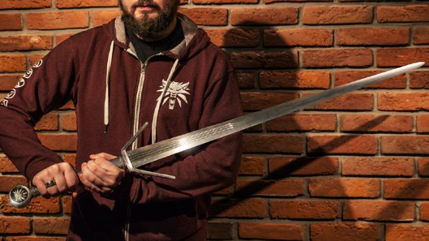 Witcher 3 için yılbaşı kıyafeti tasarlayın, kılıç sizin olsun