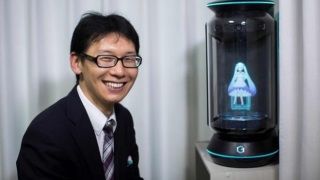 Okul müdürü Hologramla evlendi!