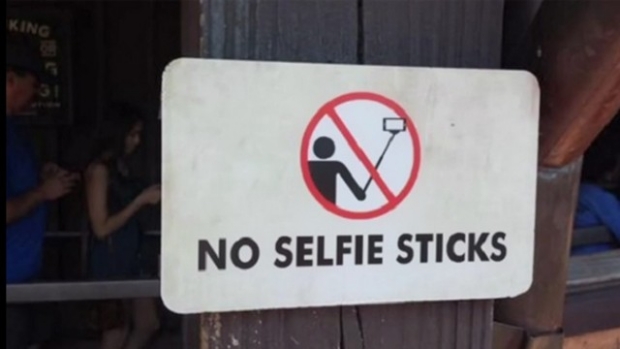 Yeni dünyanın vazgeçilmesi olan selfie çubuğuna yasak geldi!
