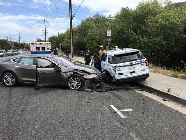 Tesla'nın akıllı aracı bu sefer de polis aracına çarptı