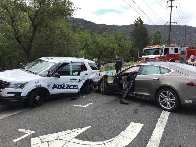 Tesla'nın akıllı aracı bu sefer de polis aracına çarptı