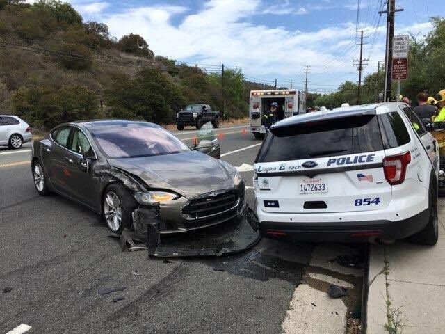 Tesla'nın akıllı aracı bu sefer de polis aracına çarptı