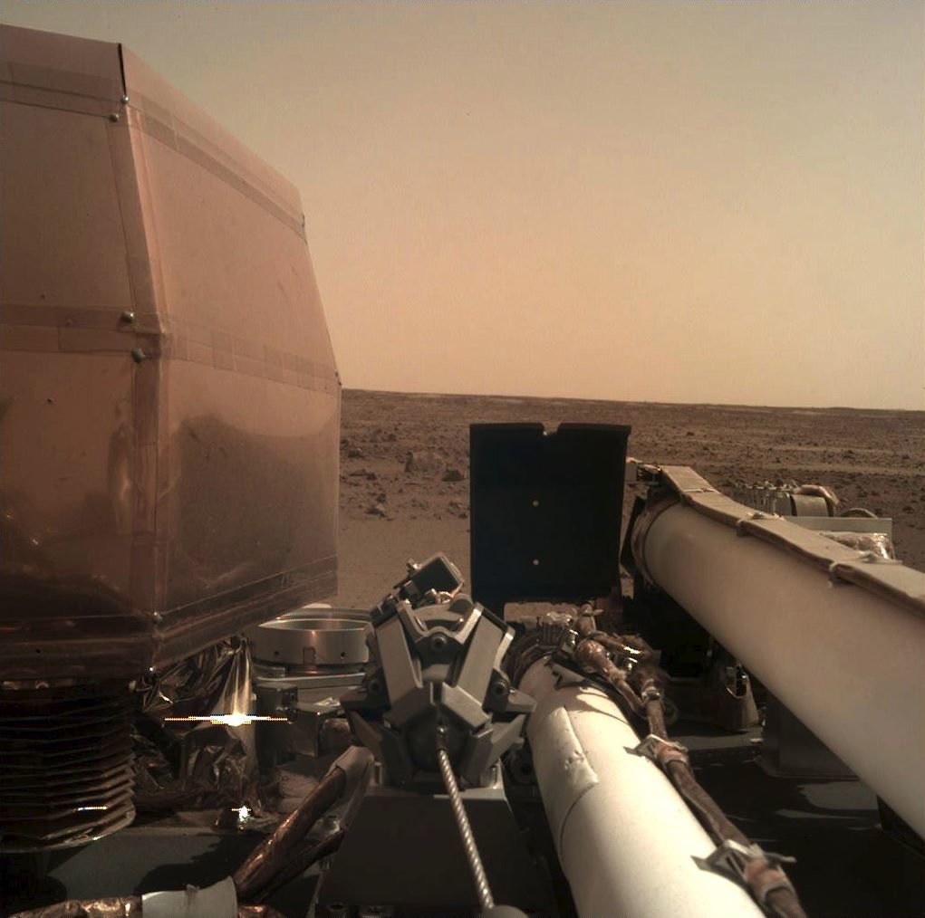 NASA'nın keşif aracı InSight, Mars'a indi: İlk görüntüler geldi