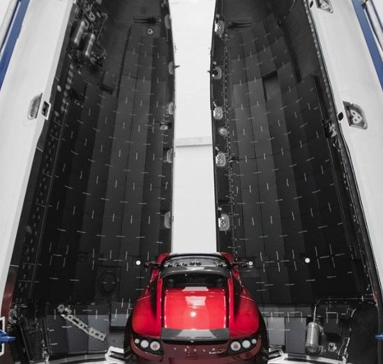 Elon Musk, Mars'a göndereceği arabasının fotoğraflarını paylaştı