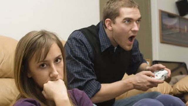 Çok oyun oynayınca eşi tarafından terk edildi