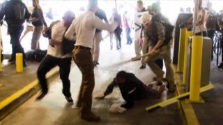 Baba, oğlunu sürekli yenen oyuncuyu acımasızca dövdü