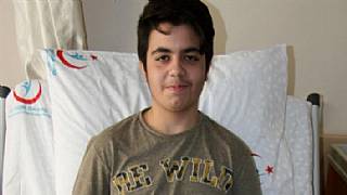 Uzun süre konsolun başında oturan Türk oyuncu hastanelik oldu