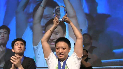 Ultra Street Fighter IV turnuvasını Dualshock 1 ile kazandı