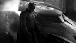 Zack Snyder Ben Affleck’in Batman Kostümünü Paylaştı